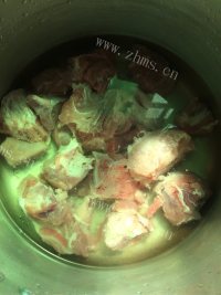 唇齿留香的茶树菇排骨汤做法图解1)