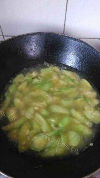 美味的丝瓜豆腐汤做法图解3)
