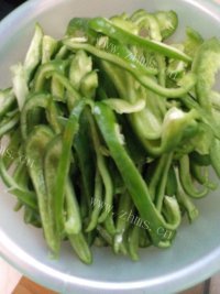 美味佳肴般的青椒肉丝做法图解2)