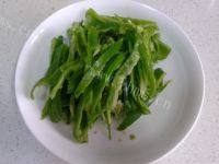 香飘的青椒炒腊肉做法图解4)