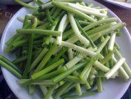 美味的腊肉炒蒜苗做法图解1)