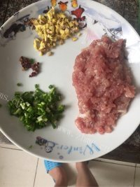 美味的红虾豆腐香锅 做法图解1)