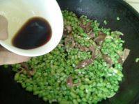 家常菜豇豆炒肥肠做法图解7)