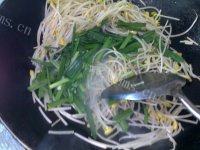 诱人的豆芽炒韭菜做法图解4)