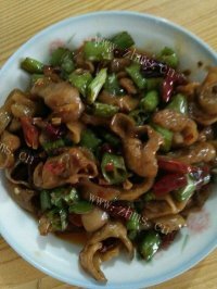 家常菜青椒炒肥肠