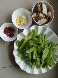 百吃不厌的荷兰豆炒腊肉做法图解1)