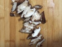 家常菜蒜苗炒香菇做法图解3)