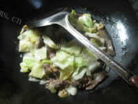 自制榨菜丝牛肉炒圆白菜的做法图解七