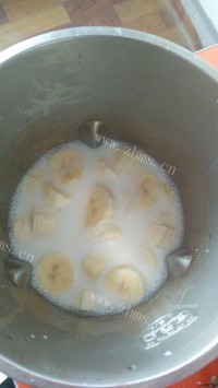 珍馐美味的香蕉奶昔做法图解3)