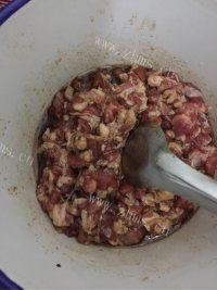 好吃的豆角羊肉包子做法图解2)