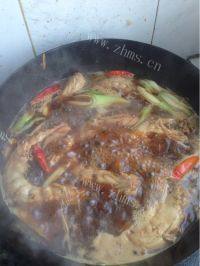 色味俱全的红烧鸡脖做法图解11)