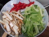 「DIY」芹菜炒香干做法图解2)