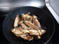 美味的酥鲫鱼做法图解10)