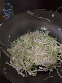 家常金针菇炒芹菜做法图解4)