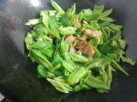 诱人的青椒炒腊肉做法图解5)
