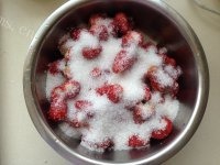 珍馐美味的草莓罐头的做法图解二