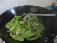 诱人的荷兰豆炒腊肠做法图解6)
