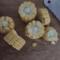 美味的玉米胡萝卜排骨汤做法图解3)