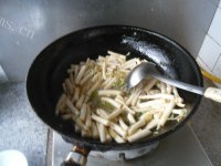 美味瓜条炒鲜菇做法图解6)