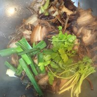 喷香的茶树菇炒肉做法图解7)