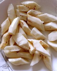 美味的红枣山药排骨汤做法图解2)