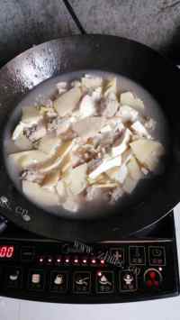 好吃的春笋肉丸豆腐汤做法图解7)