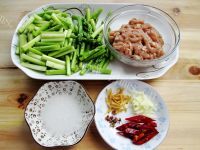 家常菜芦笋肉丝做法图解2)