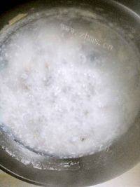 美味的皮蛋瘦肉粥做法图解4)