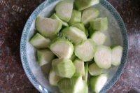 易做的紫菜丝瓜瘦肉汤做法图解1)