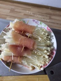 美味的猪肉金针菇卷做法图解1)