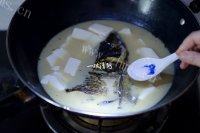 常吃不腻的鱼头豆腐汤做法图解5)