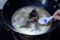 常吃不腻的鱼头豆腐汤的做法图解五