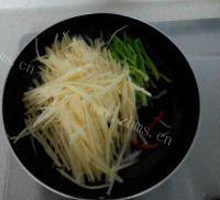 居家必备酸辣土豆丝做法图解6)