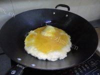 色味俱佳的蒜黄炒鸡蛋做法图解4)