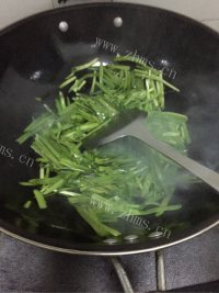 家常菜韭菜炒豆腐做法图解4)