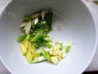 让人怀念的茄子炖土豆做法图解3)