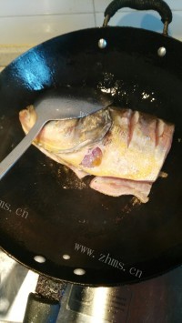 独特的鱼头炖豆腐做法图解3)