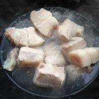 东北酸菜炖白肉的做法图解三