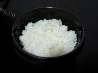 诱人的红肠时蔬石锅饭做法图解3)