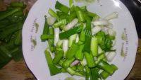 家常菜蒜苗肉丝做法图解4)