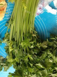 香喷喷的芹菜木耳炒肉丝做法图解1)