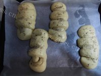 肉松沙拉面包做法图解6)