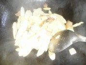 百吃不厌的肉炒茭白做法图解3)