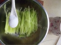 家常菜炒莴笋丝做法图解5)