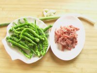 尖椒炒瘦肉做法图解1)