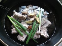 食欲满满的玉米炖排骨做法图解3)