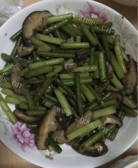 家常菜蒜苗炒香菇