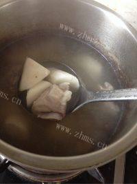 美味的山药木耳排骨汤做法图解4)