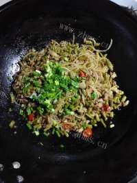 回味无穷的肉末酸豆角粉条做法图解12)
