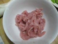 家常菜青笋肉丝做法图解2)